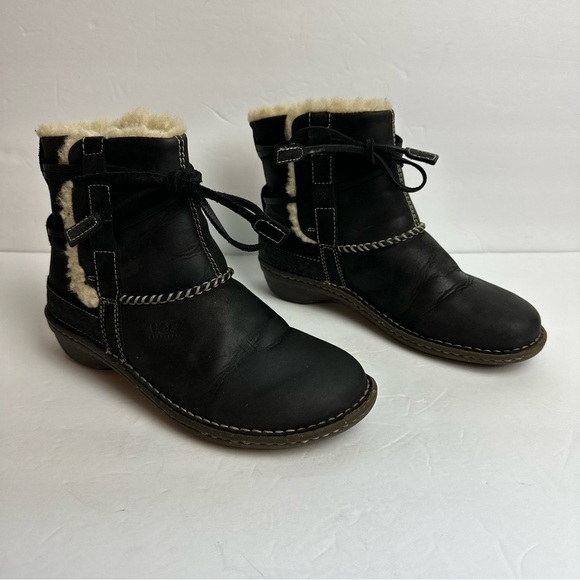 Ugg Caspia Leather Boots Women’s size 8 or EU 39 black sheepskin lined winter - Picture 2 of 11
